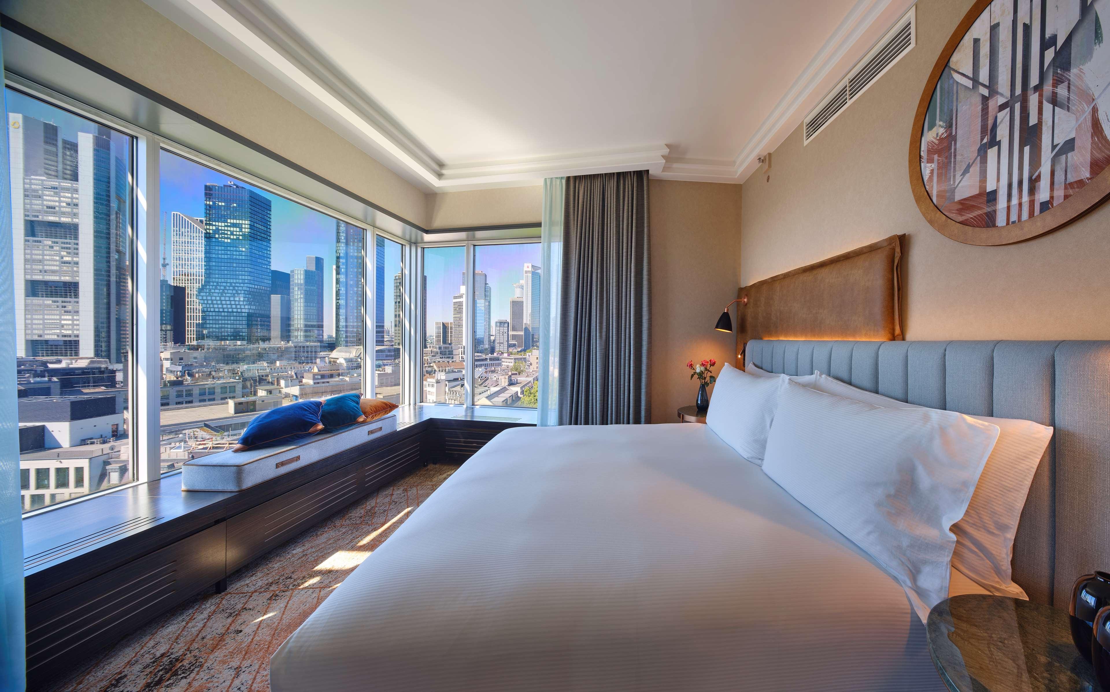 Hilton Frankfurt City Centre Frankfurt am Main Bagian luar foto Deluxe room