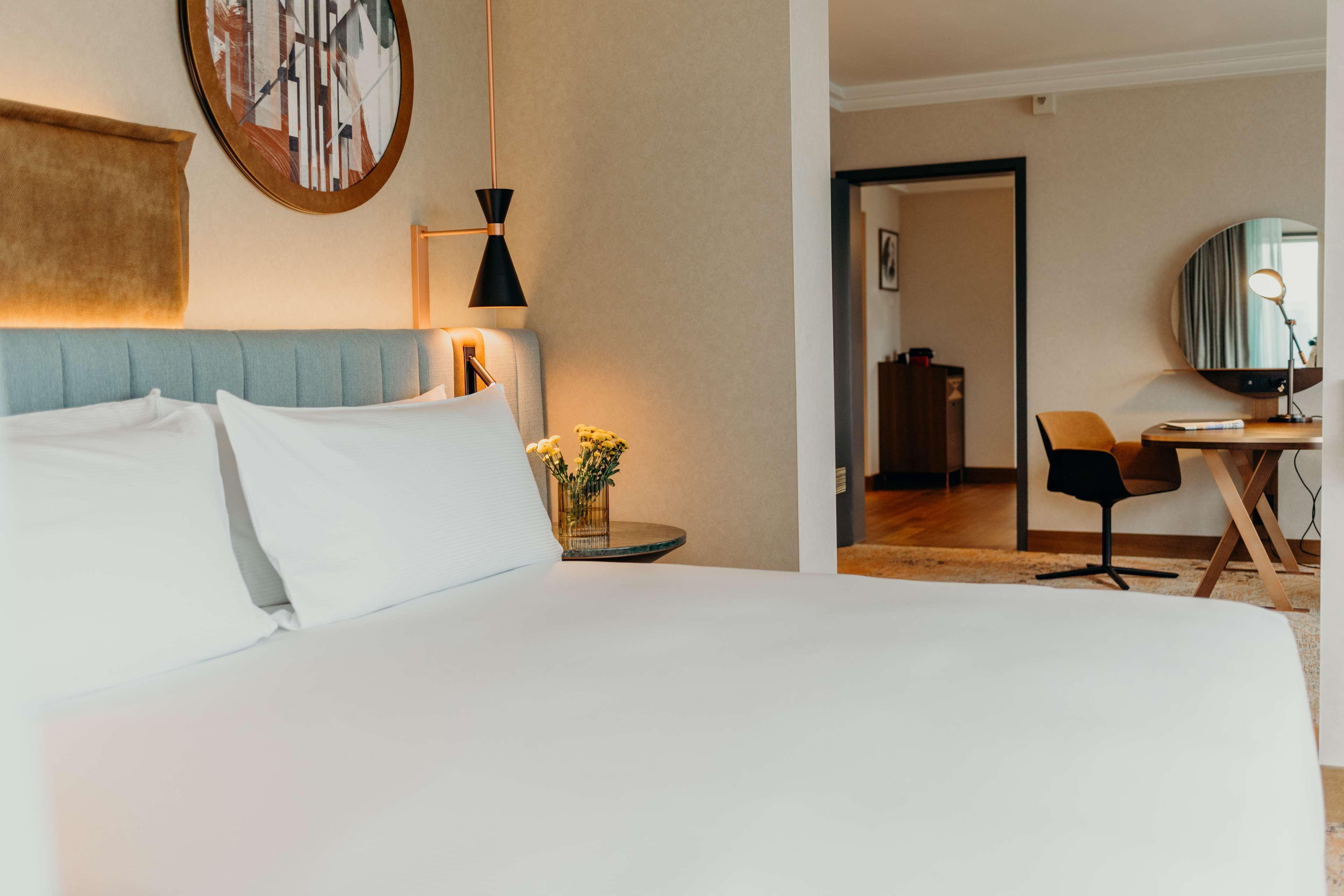 Hilton Frankfurt City Centre Frankfurt am Main Bagian luar foto A room at the hotel