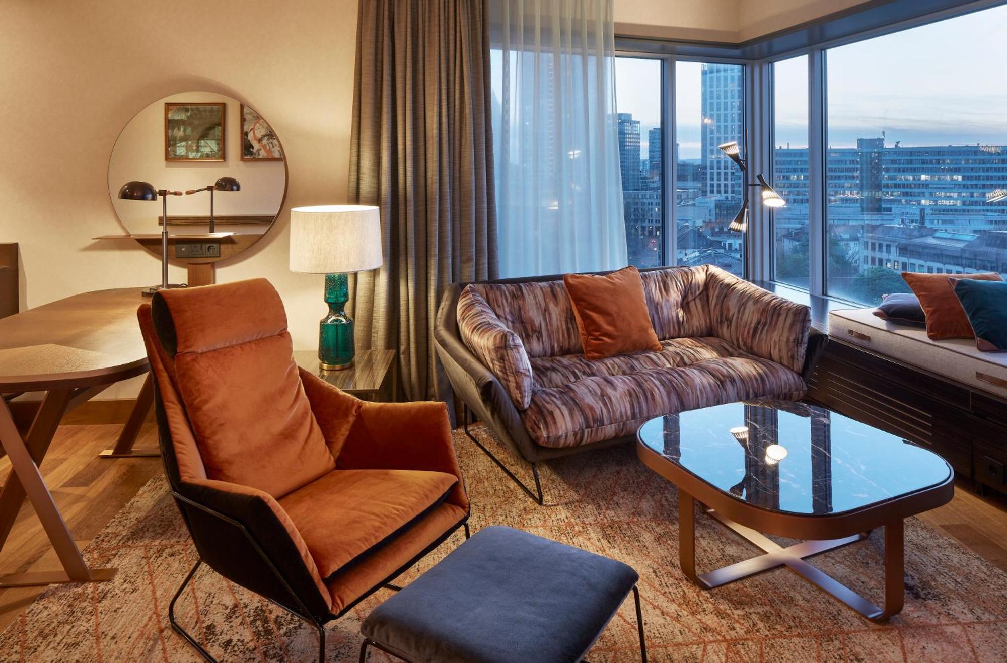 Hilton Frankfurt City Centre Frankfurt am Main Bagian luar foto A suite at the hotel