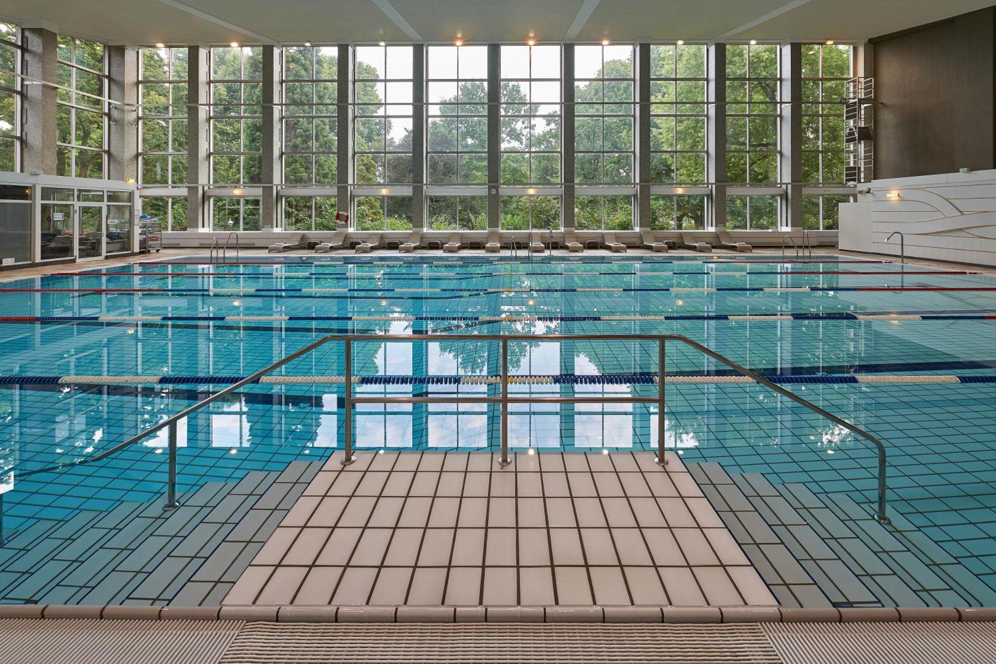 Hilton Frankfurt City Centre Frankfurt am Main Bagian luar foto The swimming pool