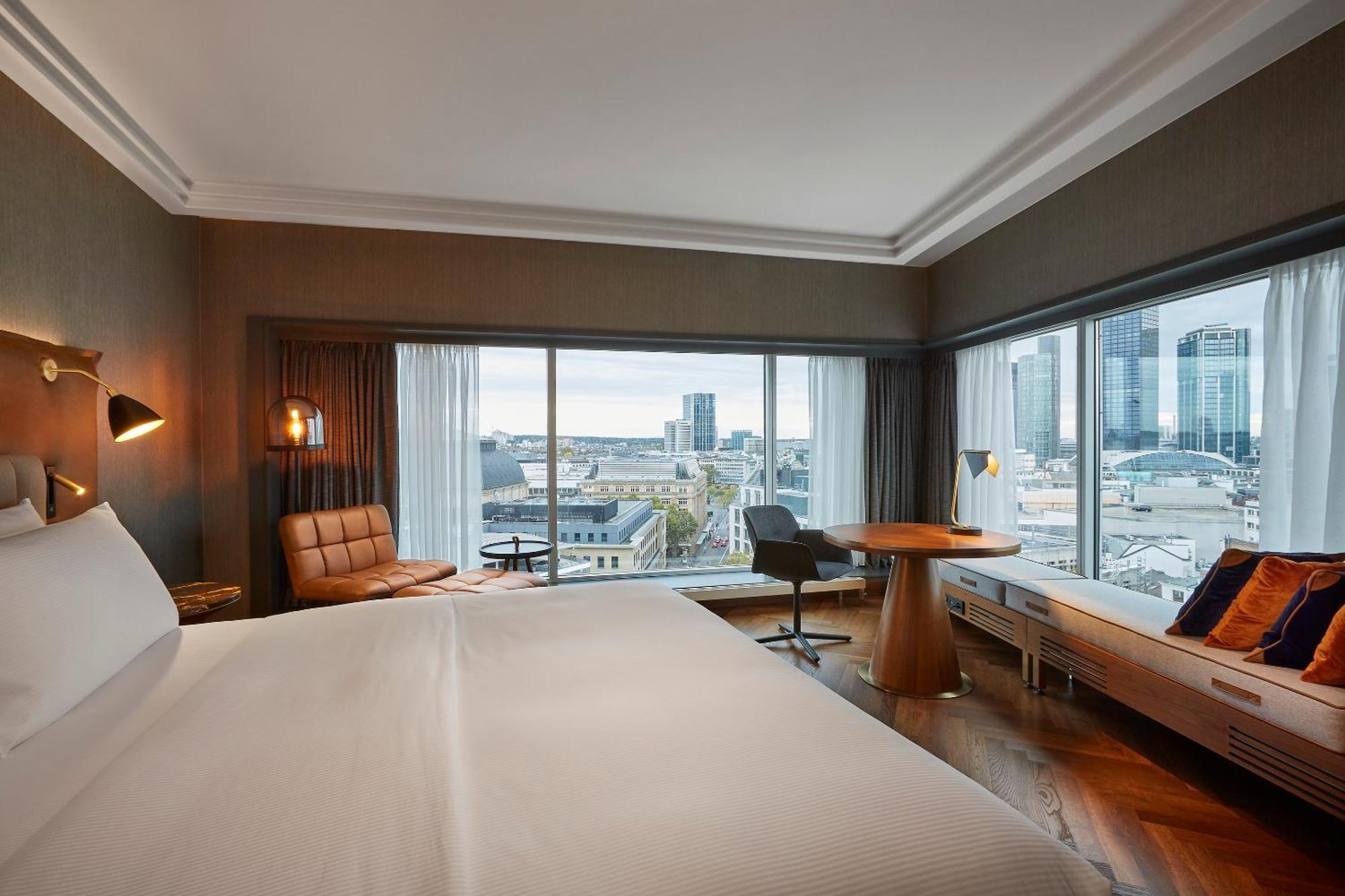 Hilton Frankfurt City Centre Frankfurt am Main Bagian luar foto A room at the hotel