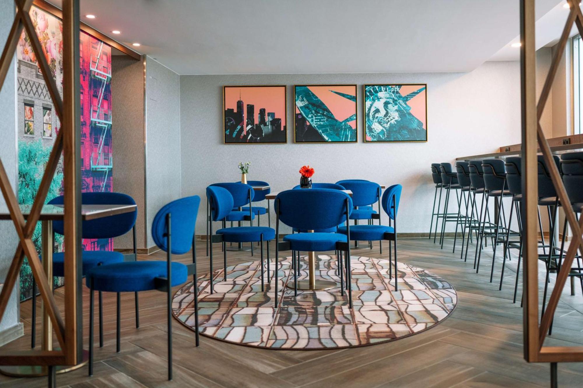 Hilton Frankfurt City Centre Frankfurt am Main Bagian luar foto The Club at London Heathrow Airport