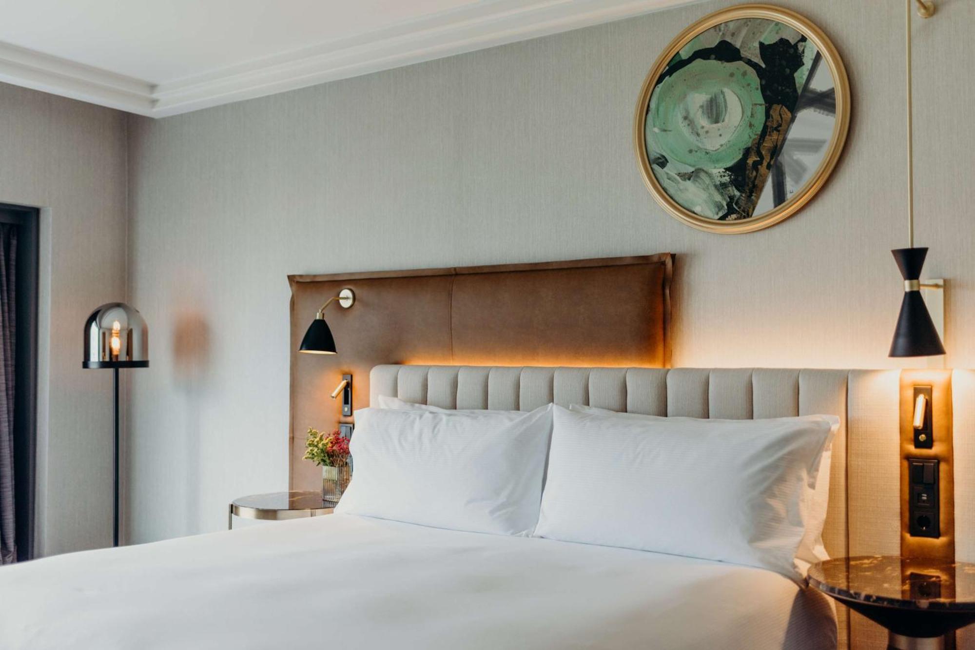 Hilton Frankfurt City Centre Frankfurt am Main Bagian luar foto A bedroom at the hotel