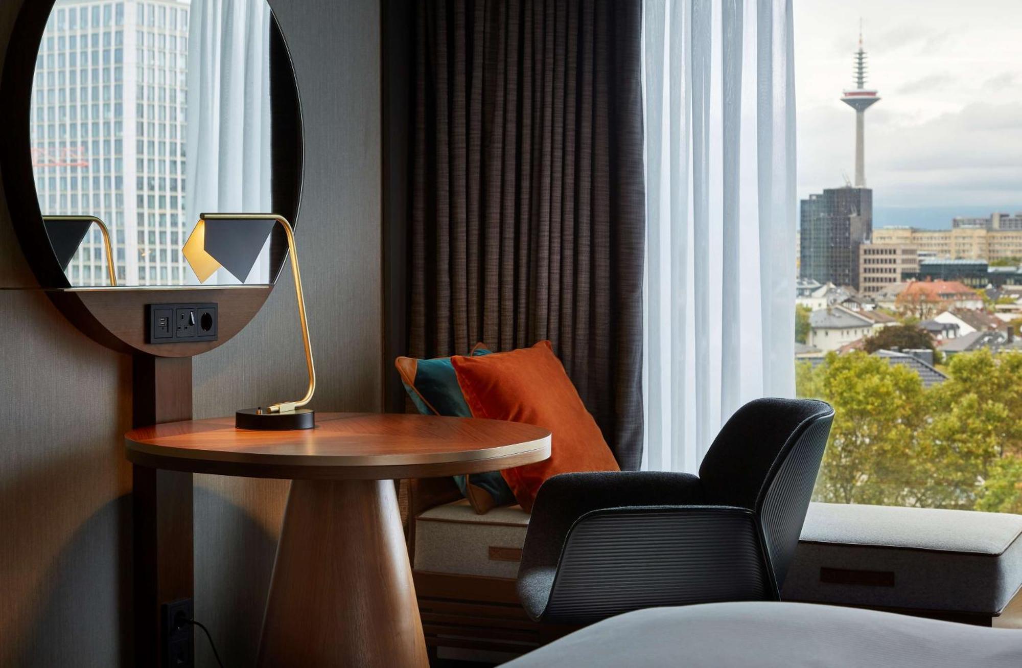 Hilton Frankfurt City Centre Frankfurt am Main Bagian luar foto A room at the hotel