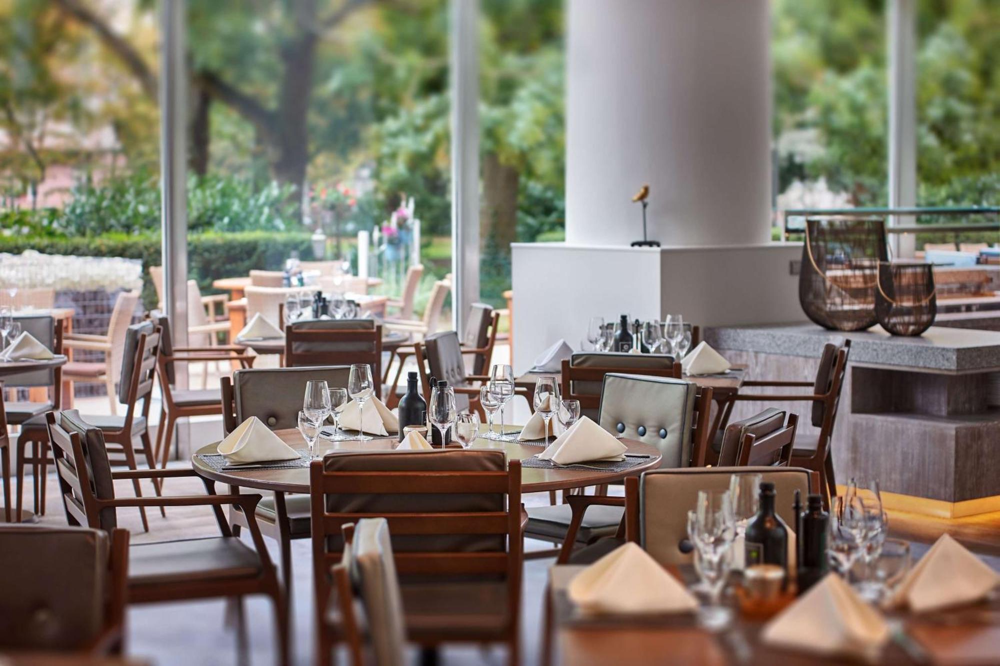 Hilton Frankfurt City Centre Frankfurt am Main Bagian luar foto The Deck