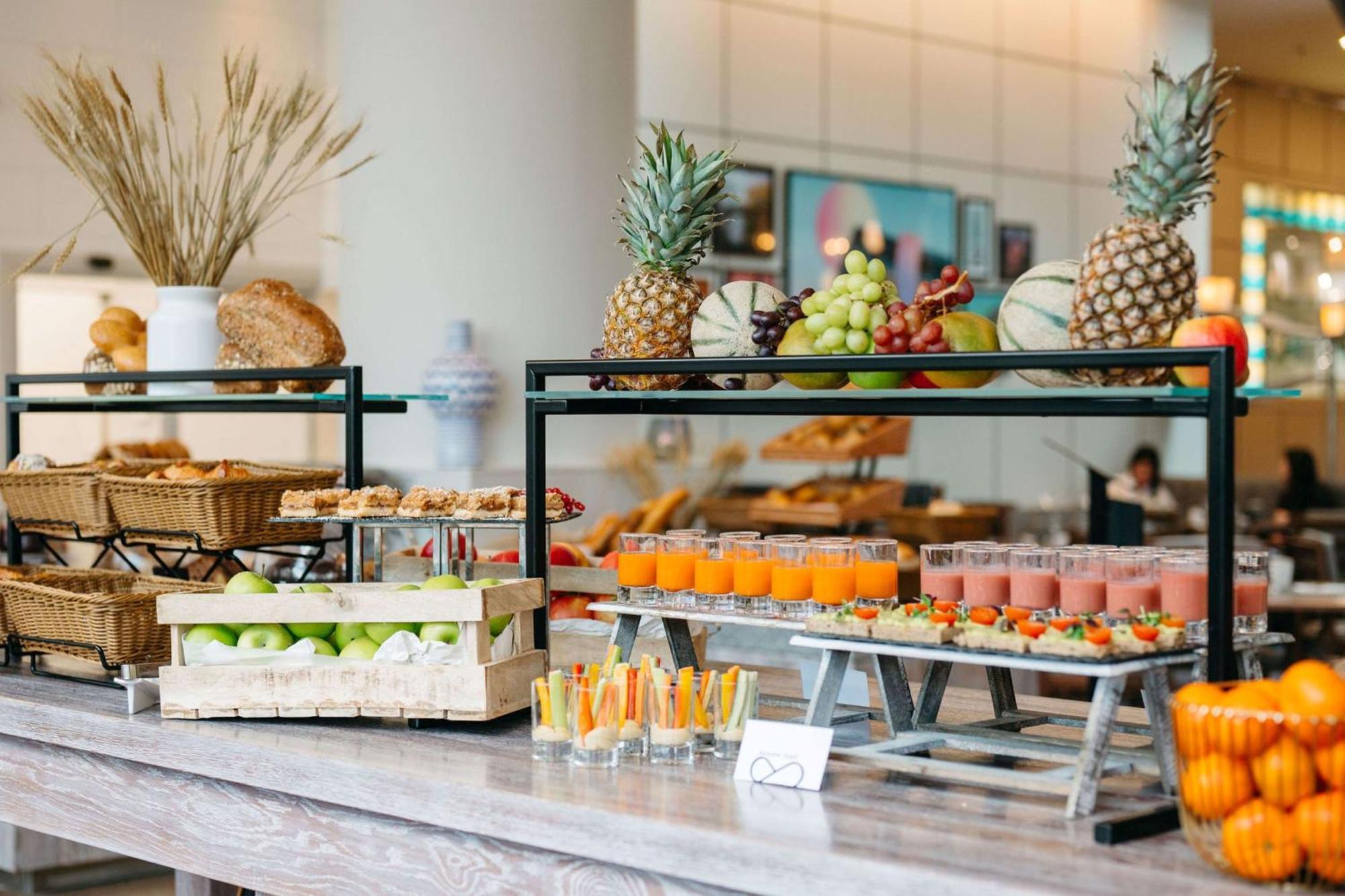Hilton Frankfurt City Centre Frankfurt am Main Bagian luar foto A buffet at a hotel