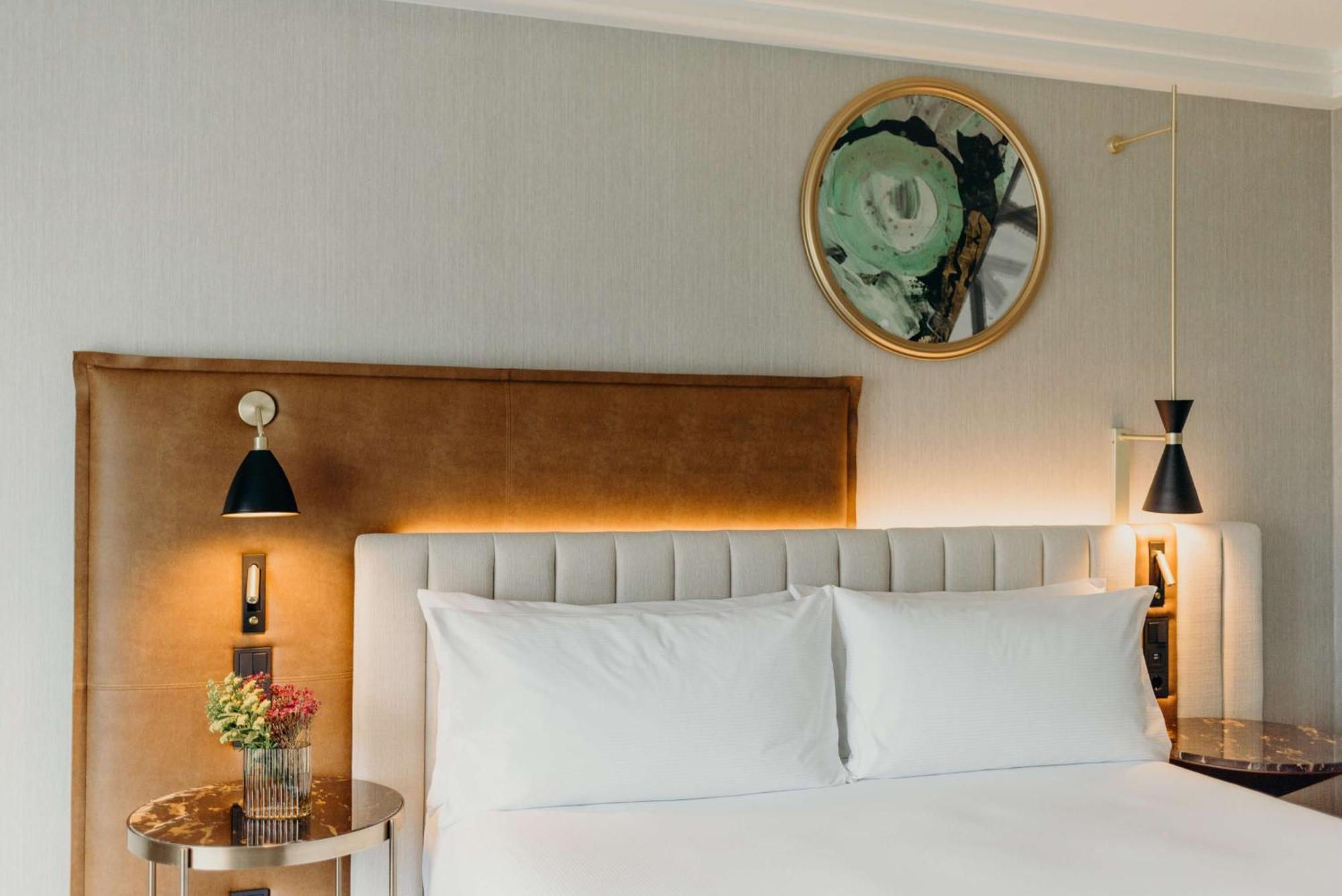 Hilton Frankfurt City Centre Frankfurt am Main Bagian luar foto A bedroom at the hotel
