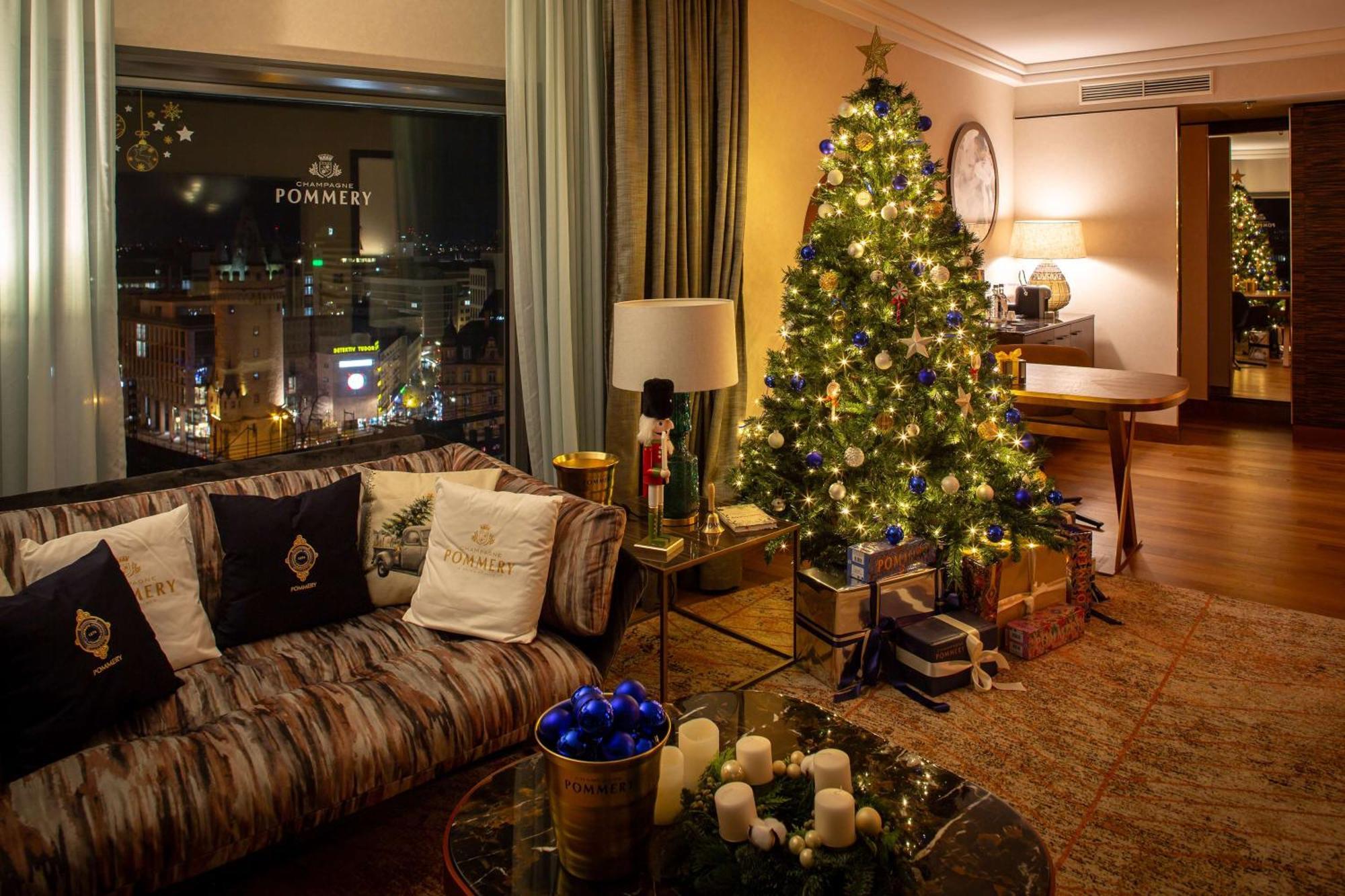 Hilton Frankfurt City Centre Frankfurt am Main Bagian luar foto A Christmas tree in a living room