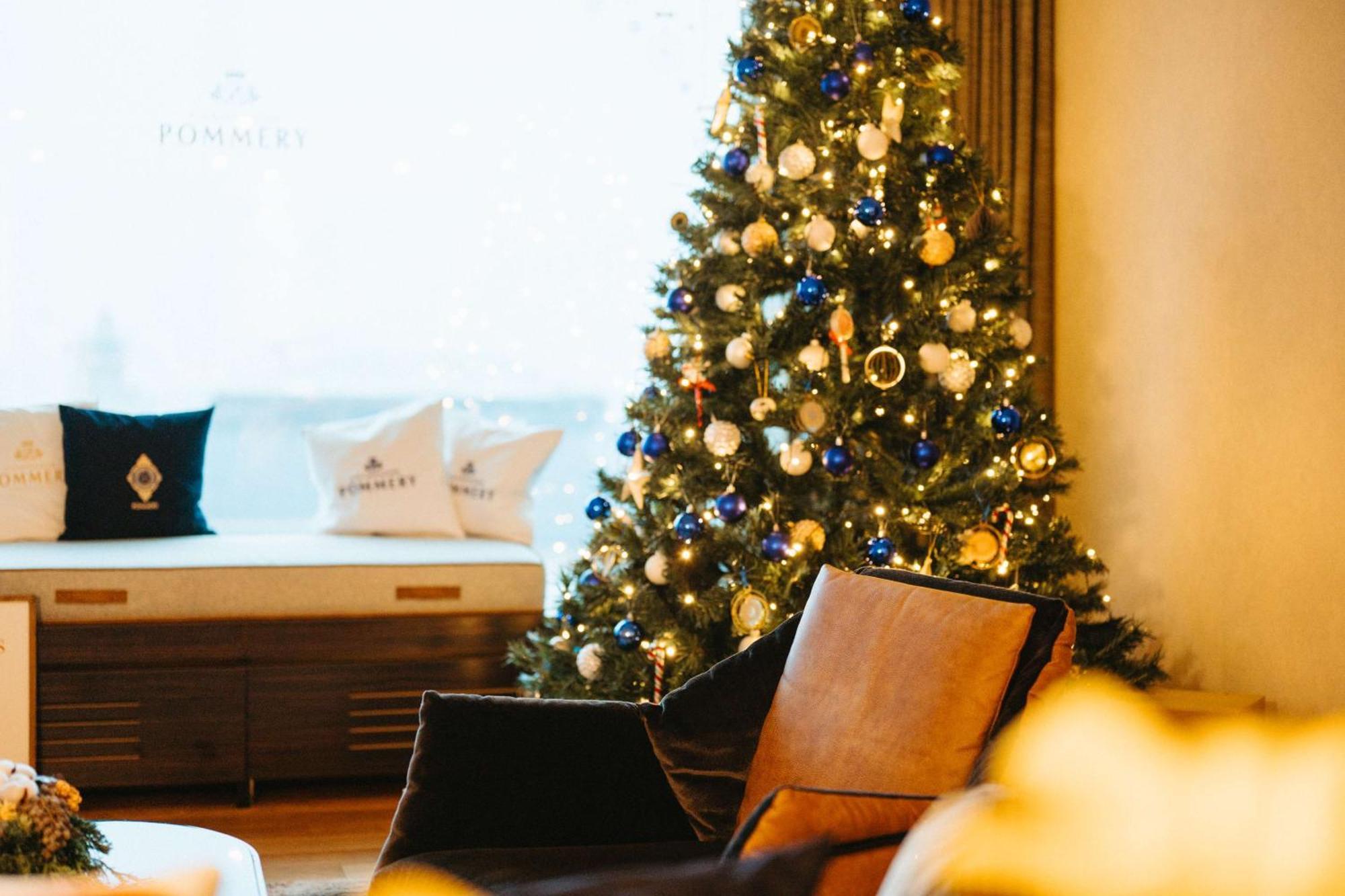 Hilton Frankfurt City Centre Frankfurt am Main Bagian luar foto A Christmas tree in a living room