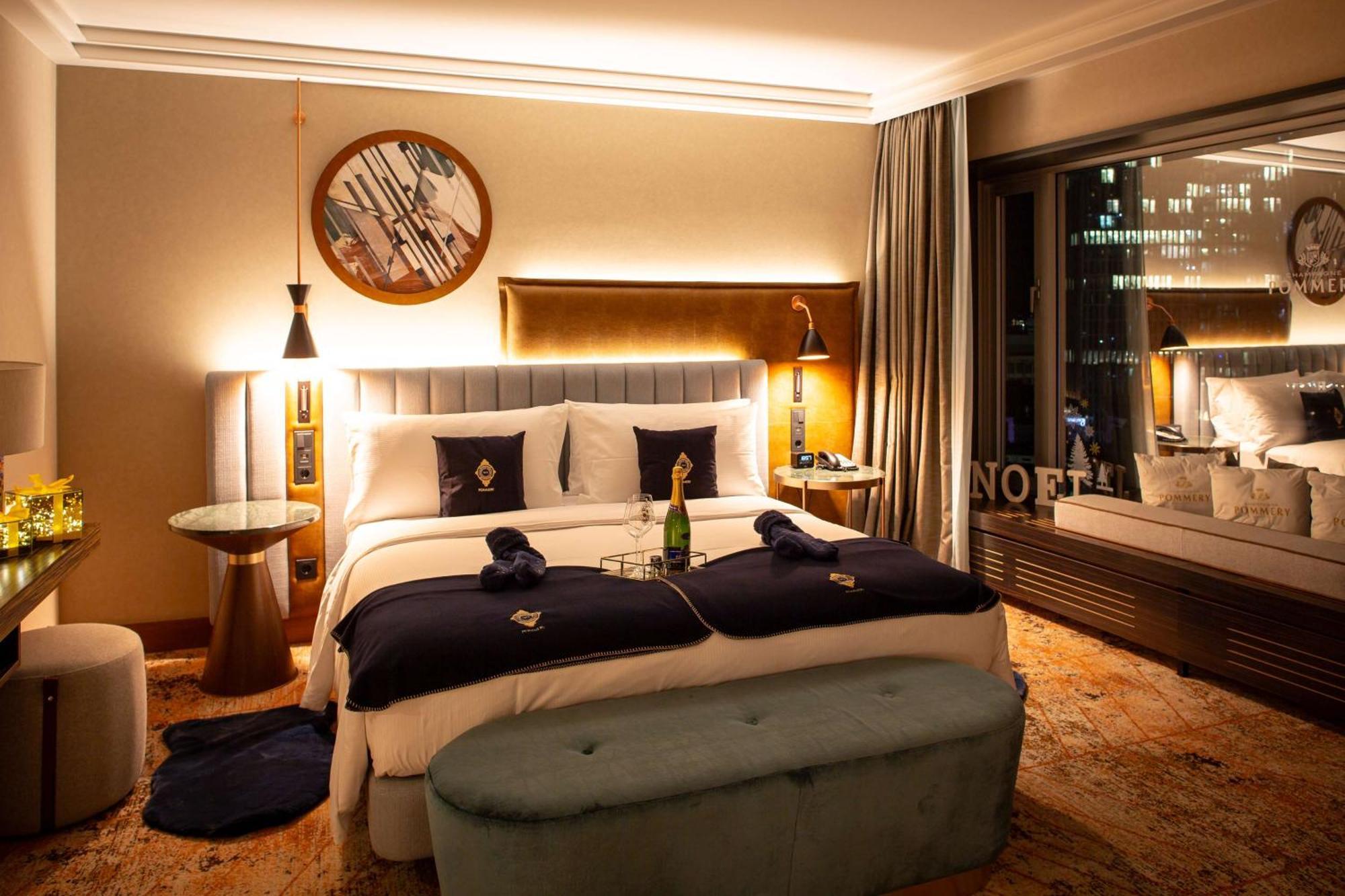 Hilton Frankfurt City Centre Frankfurt am Main Bagian luar foto A bedroom at the hotel