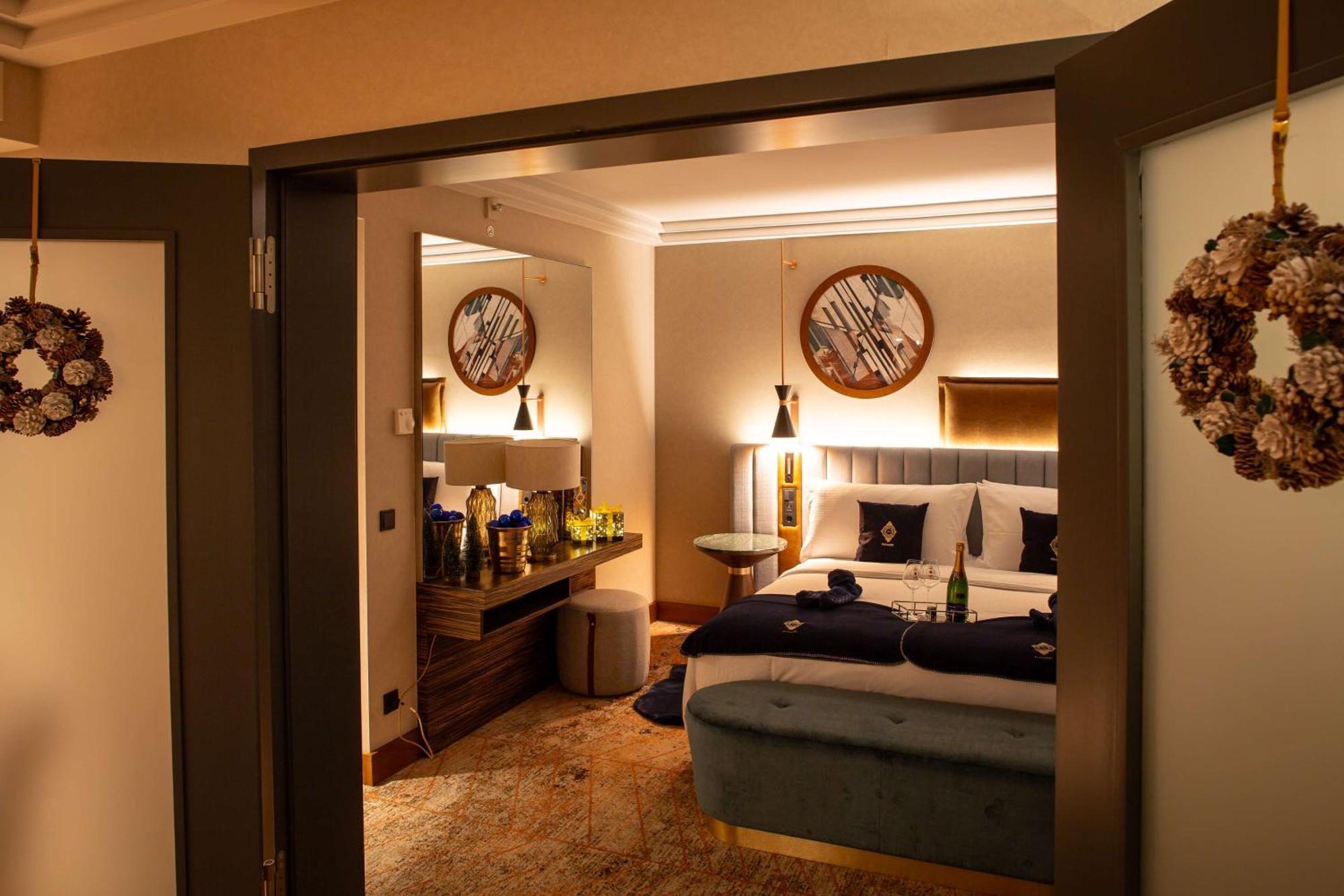 Hilton Frankfurt City Centre Frankfurt am Main Bagian luar foto A bedroom at the hotel